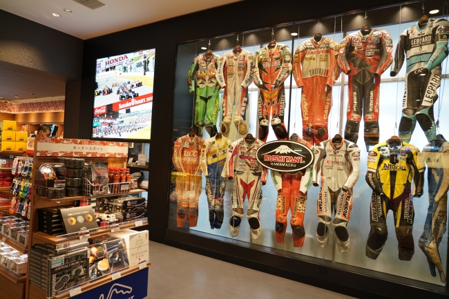 売店エリアには壁沿いに、国内外の名ライダーがレースで使用したライダースー ツが展示される。これらはレザースーツの老舗メーカー、クシタニ製