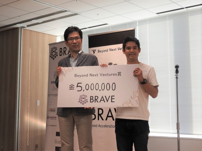 最優秀賞含む計3賞を受賞した内視鏡画像人工知能診断プロジェクト　代表の多田氏（左）