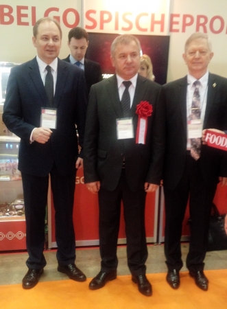 挨拶の様子　（右）駐日ベラルーシ共和国大使　ラフマノフ・セルゲイ　（中央）農業食品省第一副大臣マリニチ・レオニード