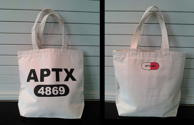 APTX4869トートバック ¥2,900：（税抜）／「APTX4869」がデザインされたトートバッグが初登場！背面にはイラスト入り！