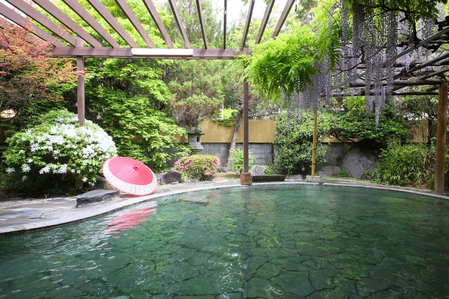 開放的で自然を感じながら温泉を楽しめる鹿教湯藤館　大野天風呂「文殊」