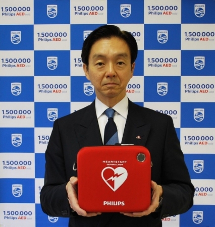 フィリップスの全世界150万台目のAEDを持つ富士急行 代表取締役社長　堀内光一郎氏