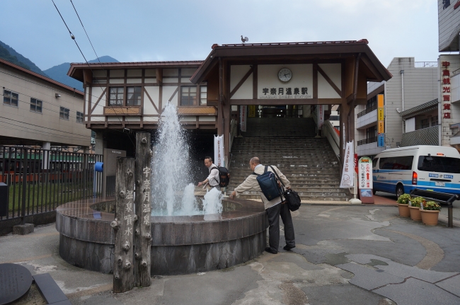 富山地鉄「宇奈月温泉駅」前の温泉噴水