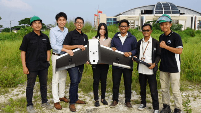 実証実験成功後のTerra Drone IndonesiaとPLNのメンバー