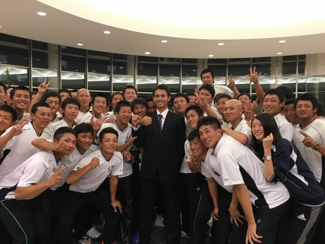 日本経済大学硬式野球部メンバーに囲まれる張奕選手