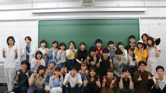 “11”のポーズをする武蔵野美術大学の学生たち。