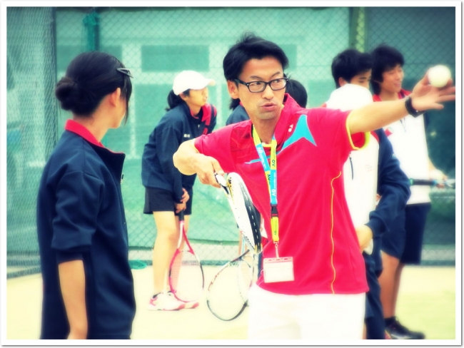 日本実業団リーグ元選手 真砂 淳ゼネラルコーチが、ソフトテニスを楽しみながら上達する極意を伝授。