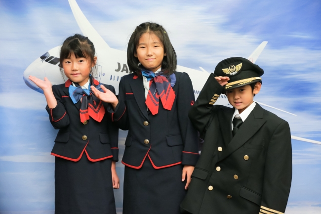 JALの制服を着て記念撮影