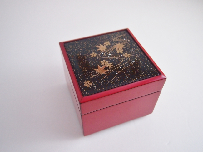 金沢の漆金蒔絵にグランバーガーメレダイヤを散りばめたベルギー王室献上品の宝石箱