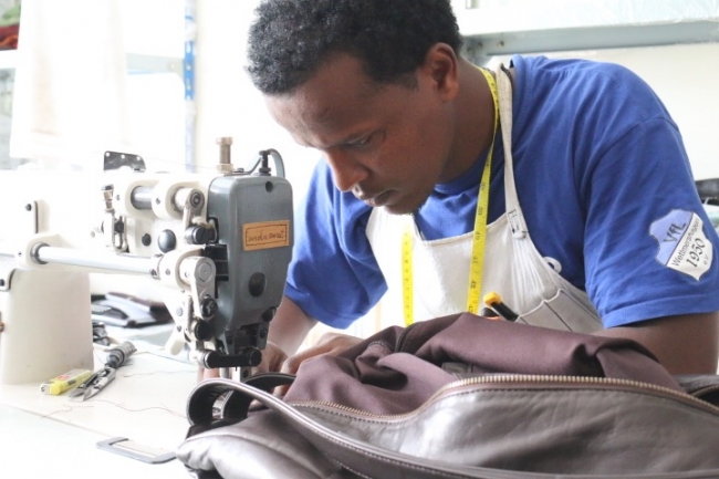 アディスアベバの工房で、新製品「Cocoon」の生産に当たる現地職人