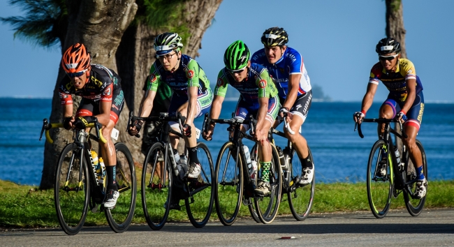 地獄と呼ばれる自転車レース「ヘル・オブ・マリアナ」。海沿いの美しいコースも魅力の一つ