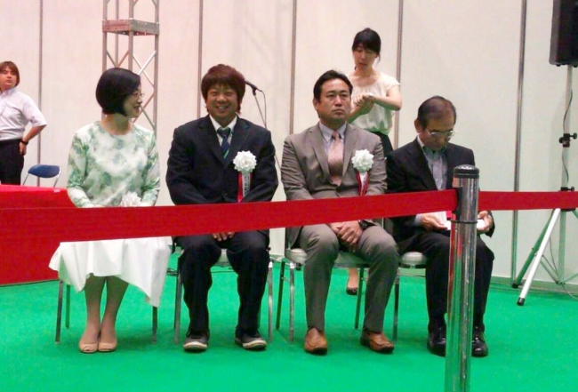 【上の写真】アグリフードEXPO　東京　2015　表彰式に臨む代表：佐藤正樹（右から3人目）