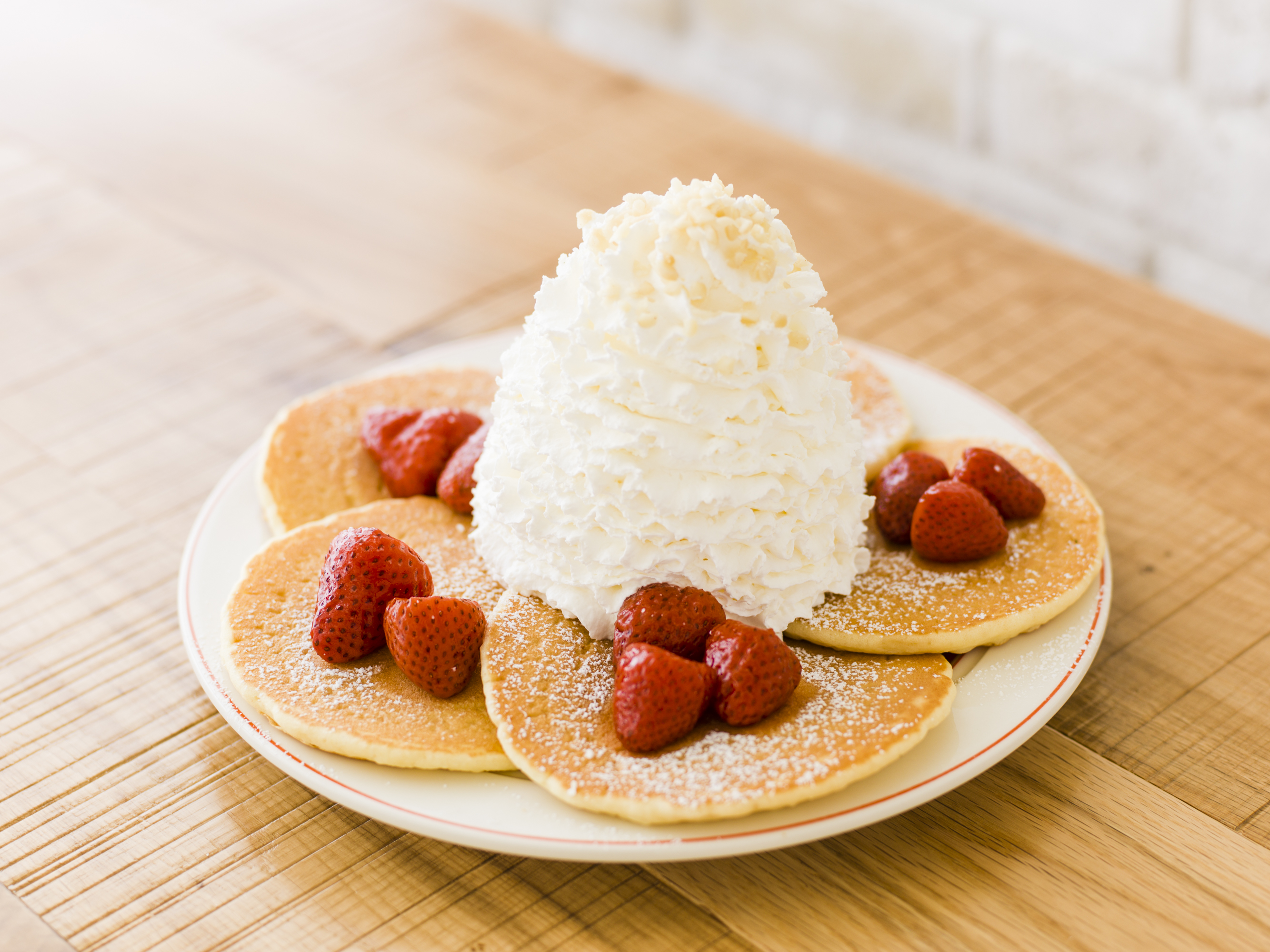 Eggs 'n Thingsからの”常夏な”クリスマスプレゼント！！ アロハシャツで来店するとパンケーキが1皿無料！「アロハキャンペーン」を