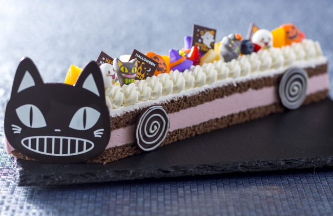 黒猫のバス型ケーキ