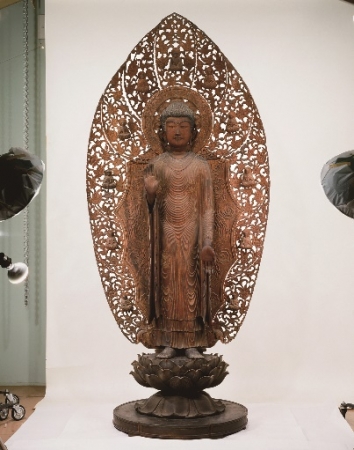 写真：重要文化財「釈迦如来立像」 西大寺蔵 ／写真提供：奈良国立博物館（撮影：森村欣司）