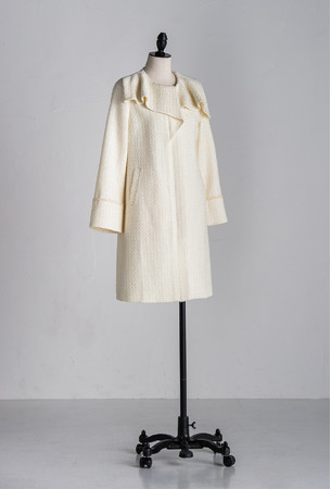 coat ￥53,900  color  white, black, gray