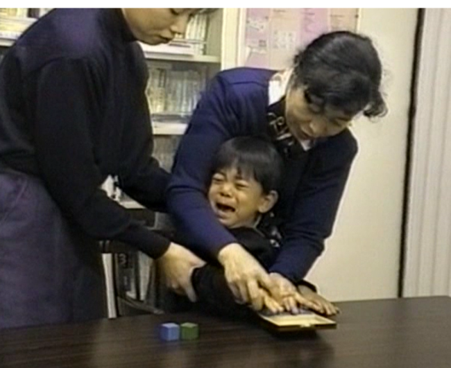 トモニ療育センターでの 初セッション。作業をさせられて 泣きわめく２歳の嘉成さん