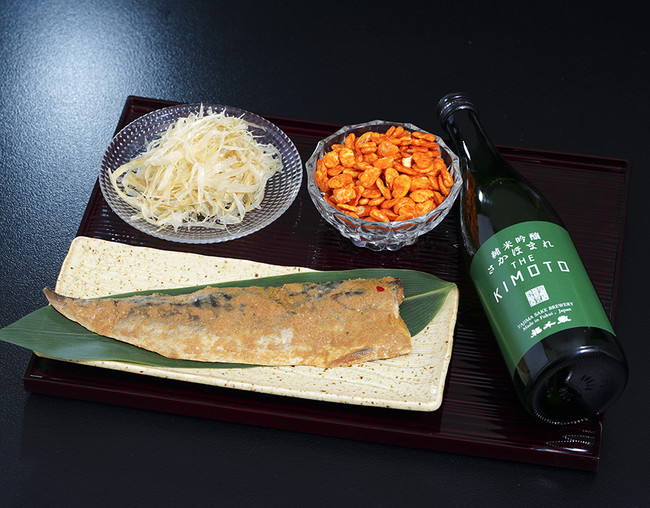 福井県オリジナルの高級酒米品種を開発すべく誕生した「さかほまれ」で造った銘酒（在庫状況により写真とは別の「さかほまれ」で造った日本酒になることもあります）と福井では定番の肴3種類の詰め合わせ