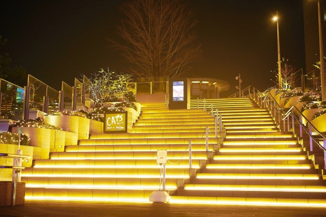 日比谷ステップ広場 キャッツ仕様階段点灯の様子
