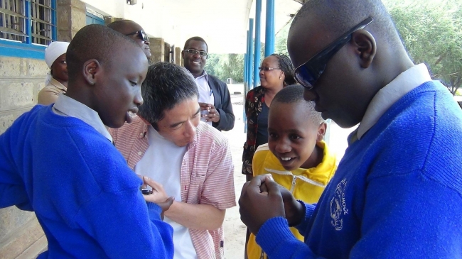 2016年代表理事小林がケニアの盲学校を訪問した際の様子