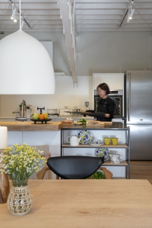 北欧家具のほかに、プレミアムオーダーキッチンも見学できる