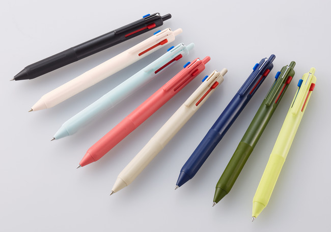 『ジェットストリーム 新3色ボールペン』左から：ブラック、Wライトピンク、アイスブルー、ベリーピンク、グレージュ（以上ボール径0.5mm） ネイビー、ダークオリーブ、レモンイエロー（以上ボール径0.7mm）