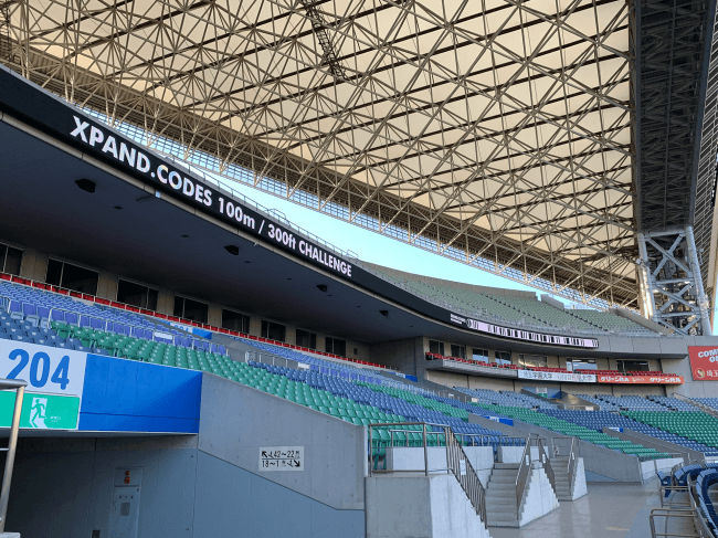 埼玉スタジアムメインスタンド側リボンビジョンへのXPANDコード表示