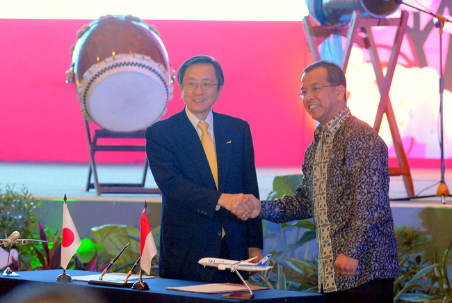 2013年12月19日（木）日本インドネシア友好55周年記念行事「Indonesia Japan Expo」会場（クマヨラン ジャカルタ）にて 調印式で握手するANA代表取締役社長　篠辺修氏（左）と ガルーダ・インドネシア航空　社長兼最高経営責任者　エミルシャ・サタル（右）