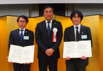 左から杉山 裕紀さん、JEMA 専務理事 高本氏、松本 詠治さん