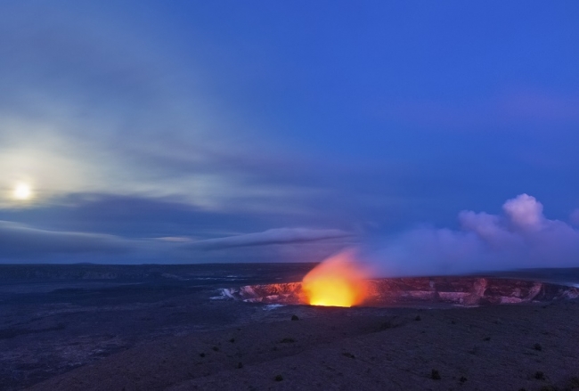 「ハレマウマウ赤い火口」 「Big Island Visitors Bureau (BIVB)  Ethan Tweedie」