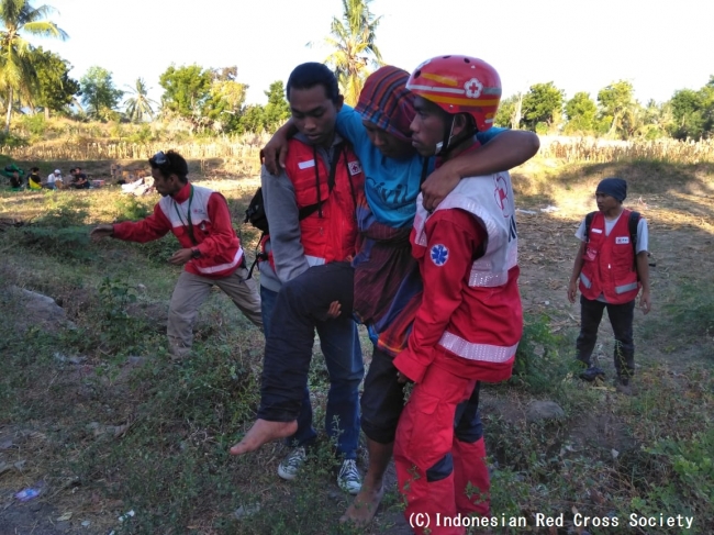負傷した被災者を救護するインドネシア赤十字社職員