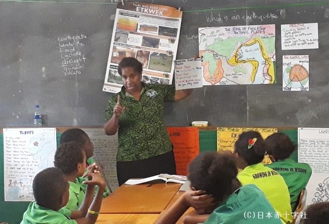 バヌアツの小学校では地震が起こるメカニズムが教えられる
