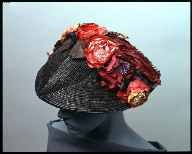 ▲ポール・ポワレ「帽子」（1913年ごろ、神戸ファッション美術館蔵）