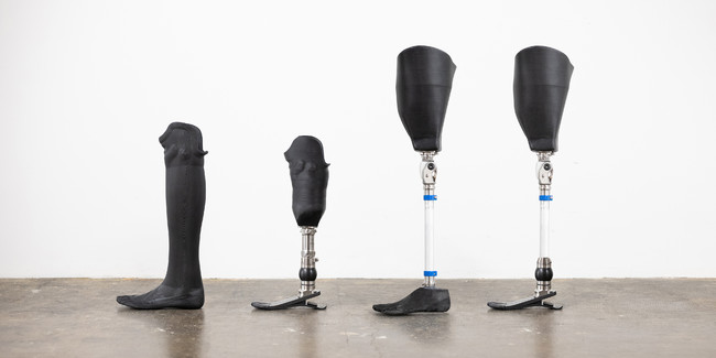 当社が販売する下腿義足（写真左2本）および大腿義足（右２本）