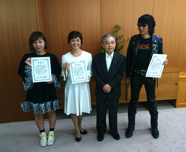 左から、近藤夏子さん、日髙のり子さん、知事、ギターウルフ セイジさん