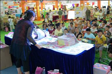 上海国際ブックフェアの児童書コーナー。「ハローキティ」絵本販売プロモーションの様子