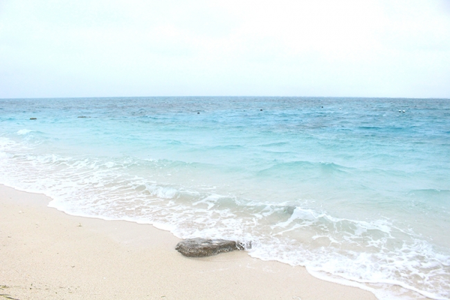 取材で訪れた沖縄の穴場の離島「ナガンヌ島」の青い海