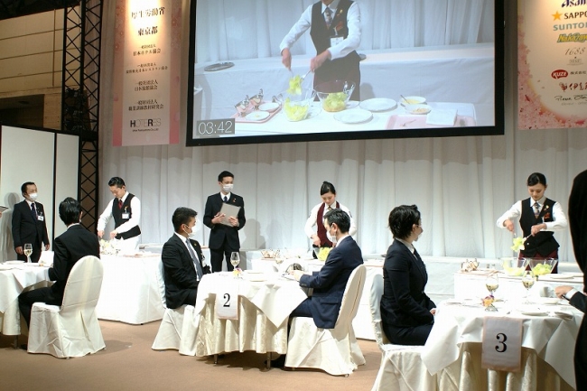 準決勝の様子シーザーサラダの作成、左奥から、伊藤さん、石井さん、佐藤さん
