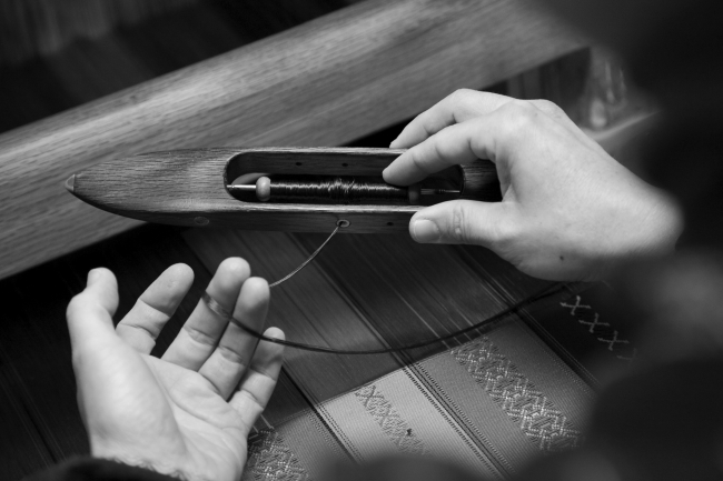 杼（ひ）よこ糸を通して織る時に使用する道具