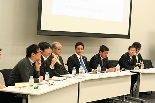 シンポジウムで発言する弊社オンラインマーケティング部 部長江戸（左から2番め）