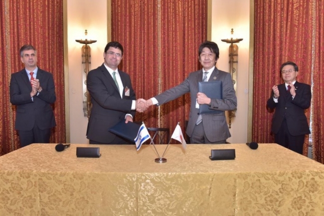 イスラエル・日本両国の経済産業大臣ご出席のもと、MoUに署名締結。左からEli Cohen経済産業大臣、Tal Shank氏、伊作上席執行役員(武蔵精密工業)、世耕経済産業大臣
