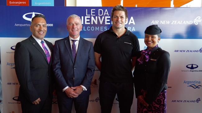 ニュージーランド航空ブランド・アンバサダーのリッチー・マコウ氏（右から2番目）、 チーフ・ストラテジー・ネットワークス・アライアンスオフィサーのスティーブン・ジョーンズ、客室乗務員とともに