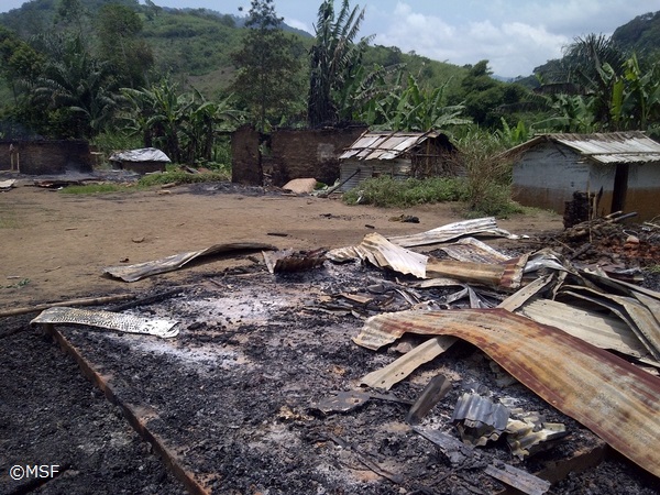 武装勢力による攻撃で破壊されたルウィボの集落（2013年10月1日撮影）
