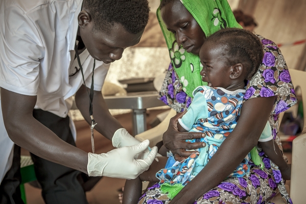 南スーダンでの小児肺炎球菌の予防接種。ワクチン調達に時間がかかり実施が遅れた（2013年7月撮影）