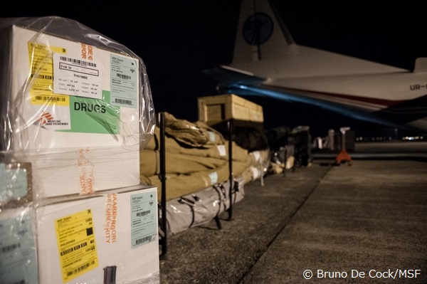 ベルギー・オステンド空港で積み込まれる緊急支援物資