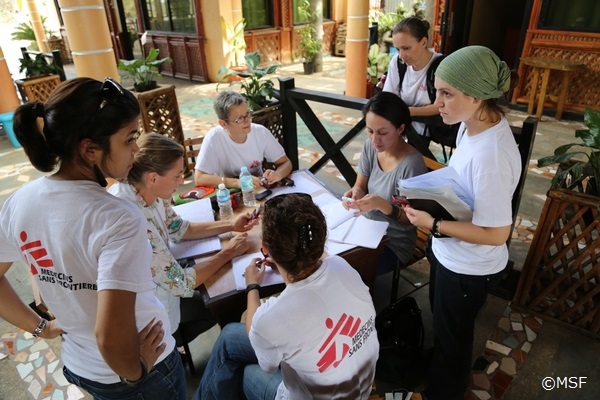 移動診療の準備をすすめる医療チーム（パナイ島ロハス、2013年11月18日）