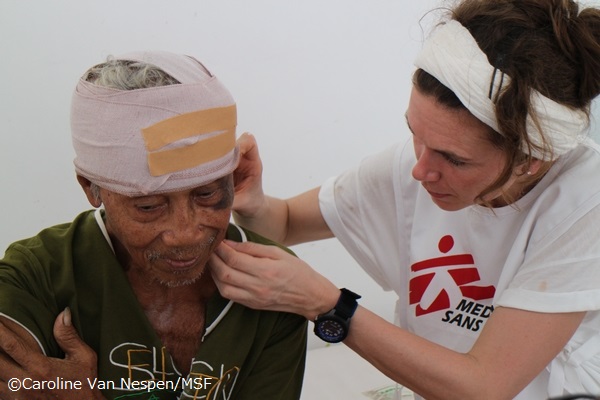 頭部のケガの治療する看護師（サマール島ギワン、2013年11月15日）