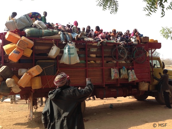 トラックで国外への脱出を図るイスラム教系住民