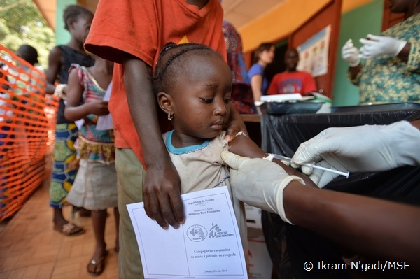 キャプション：コナクリではしかの予防接種を受ける子ども（2014年2月9日撮影）