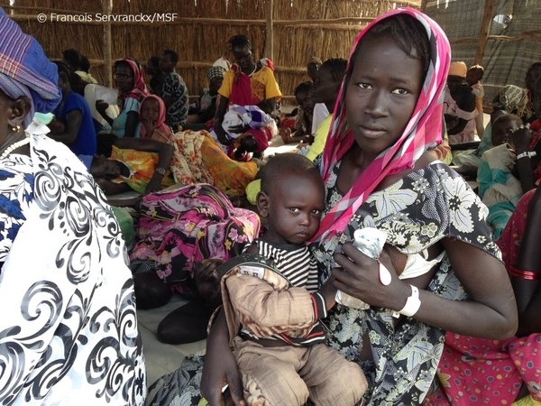 レクター・キャンプで難民登録を待つ母子（2014年4月1日撮影）